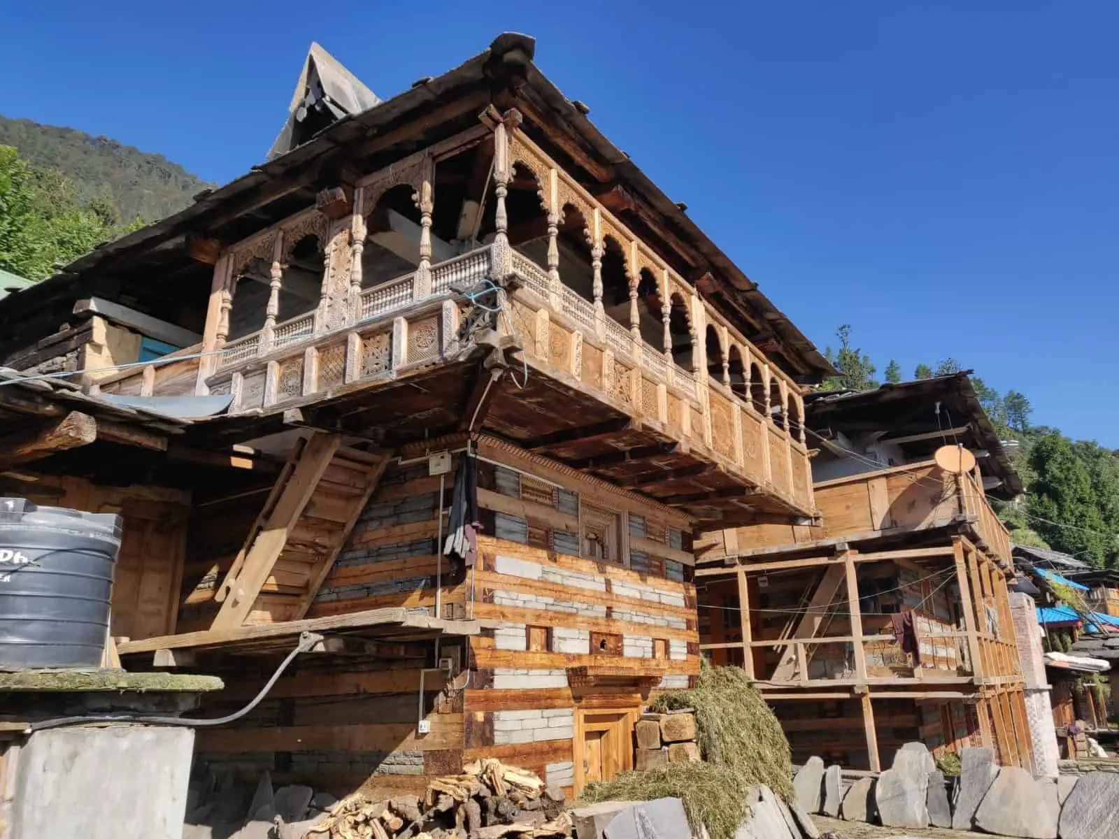 < img src = "buran-ghat-trek-janglik-village-home.webp" alt = " in har ki dun trek local village house ">